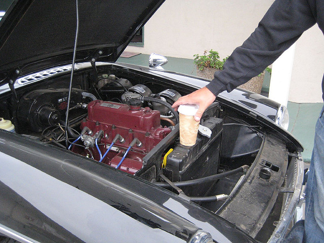 Puedes utilizar agua como sustituto del refrigerante en el coche?