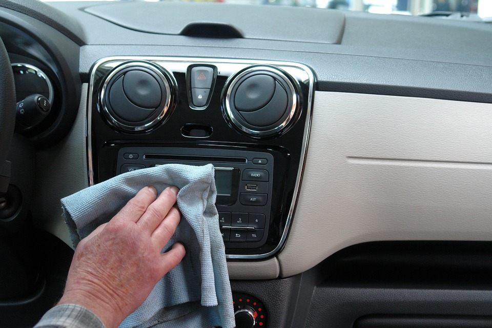 cleaning car vents