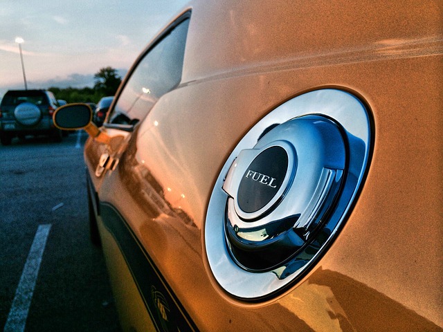 bouchon d'essence sur voiture orange