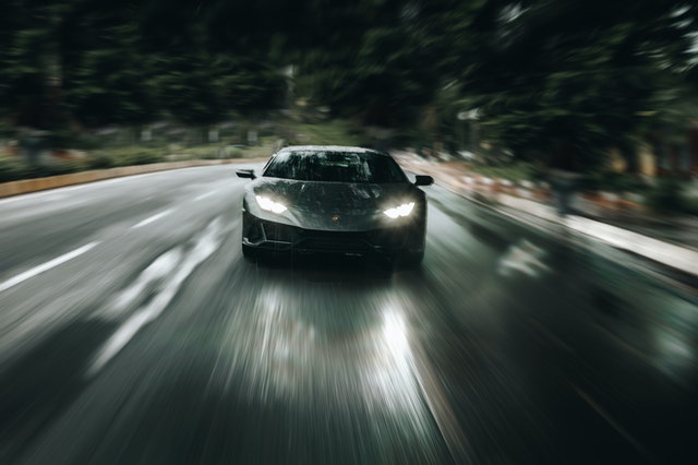 coche conduciendo por la carretera