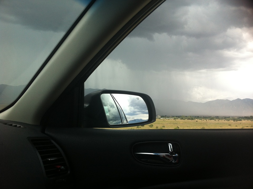Driving towards a storm: tips for driving in bad weather, how to stay safe in a storm, vehicle safety tips