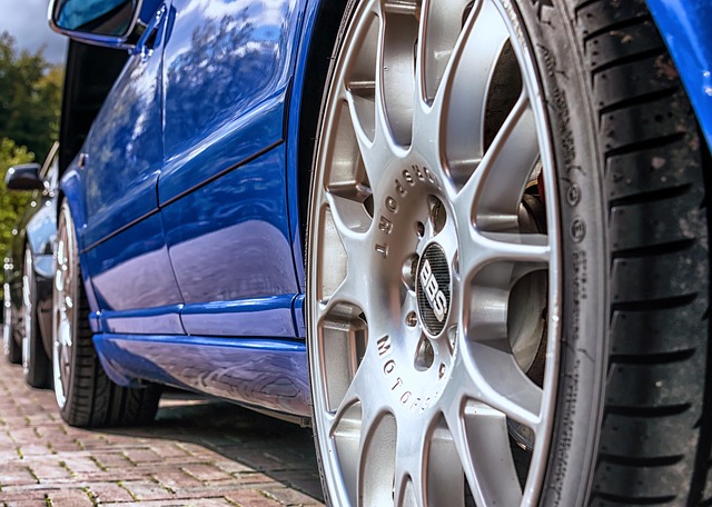 alloy rim on blue car